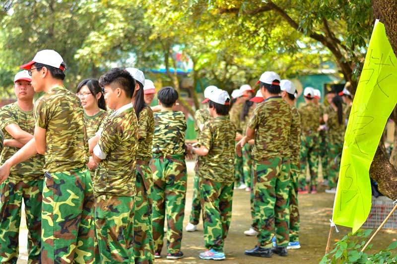 圖2 各個(gè)團(tuán)隊(duì)在努力完成“解手鏈”任務(wù)