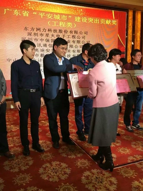 圖2 董事會主席程華鎮(zhèn)代表公司接受頒獎