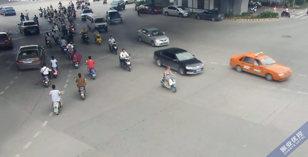 圖3 機(jī)動車與非機(jī)動車同時大量涌進(jìn)路口，相互干擾