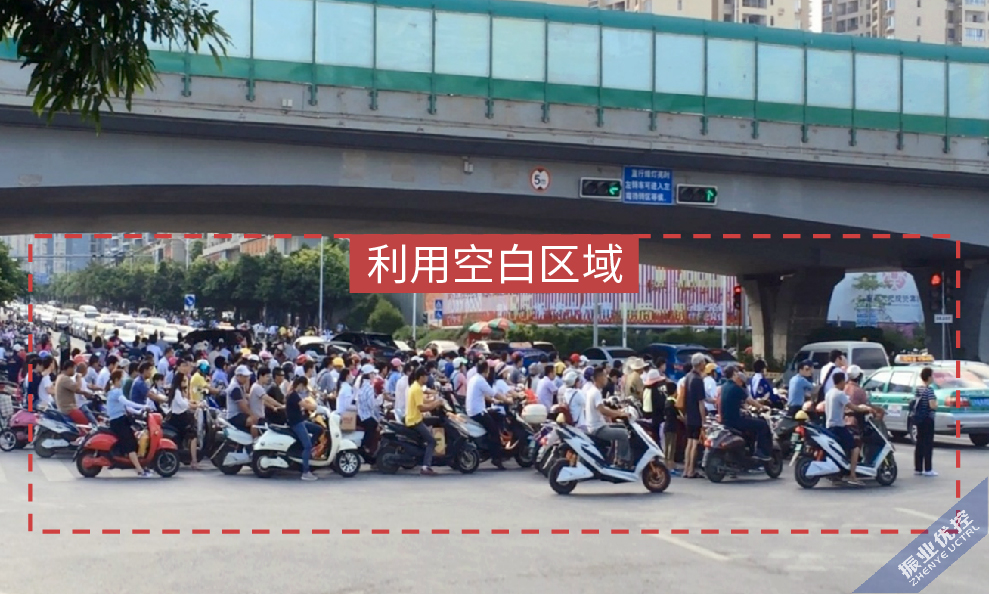 圖7 利用空白區(qū)域設(shè)置非機(jī)動待行區(qū)