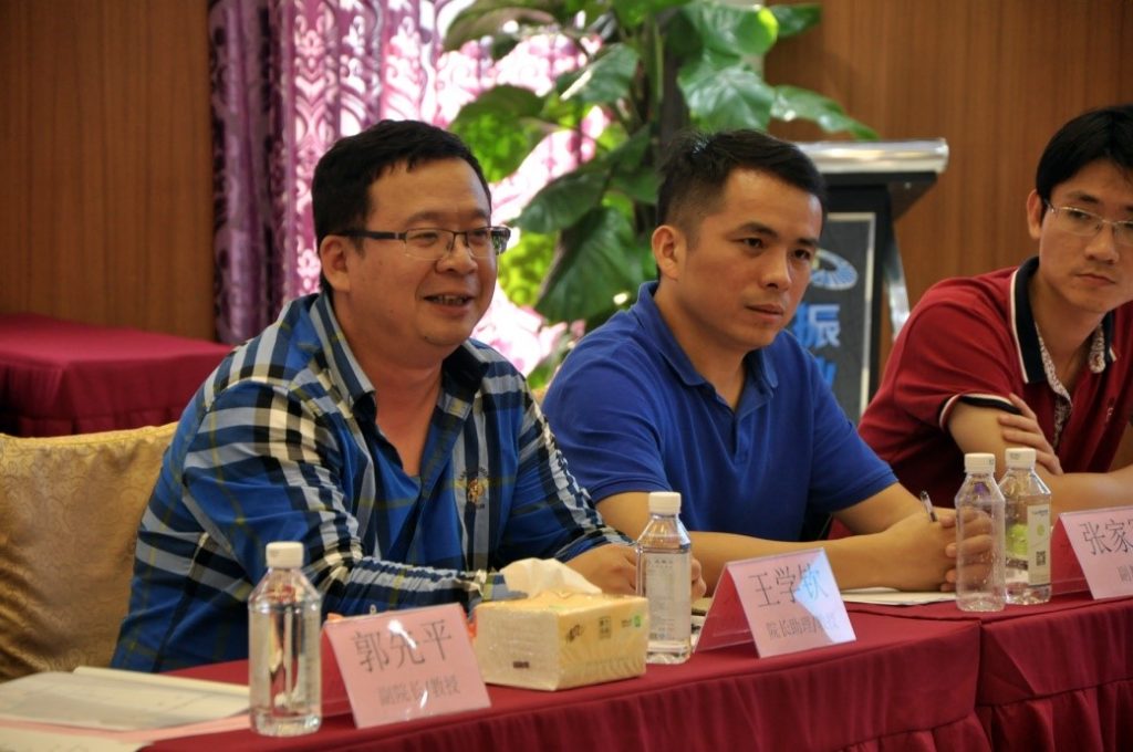 圖4 數(shù)學(xué)學(xué)院院長助理王學(xué)欽教授發(fā)言（左一）