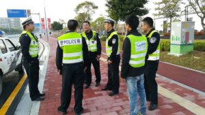 圖4 項(xiàng)目組成員與交警討論疏導(dǎo)方案