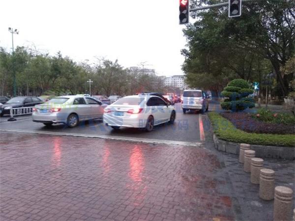 圖6 進入橋面的車輛停車等待