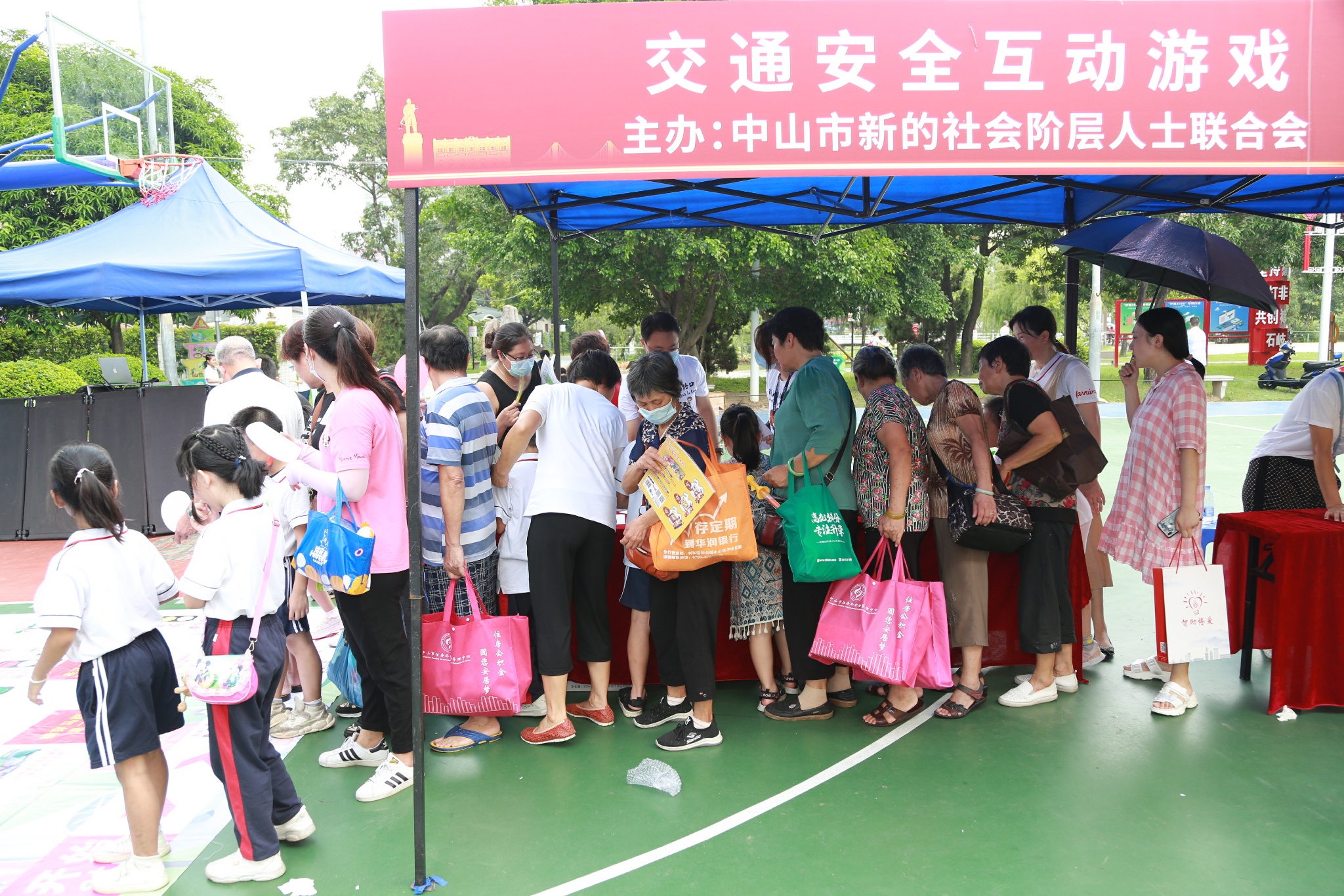 攤位前人頭攢動，人氣十足