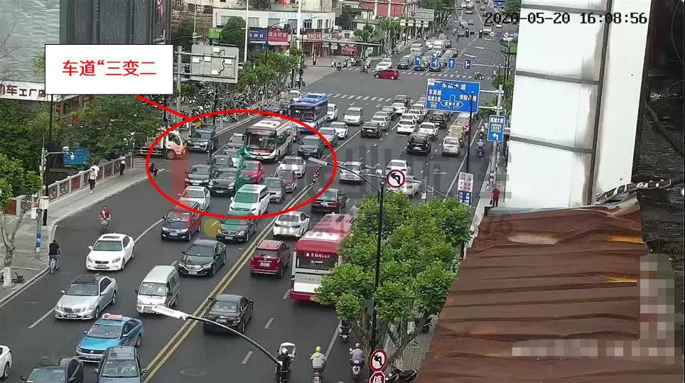圖6 車道“由三變二”，形成道路瓶頸