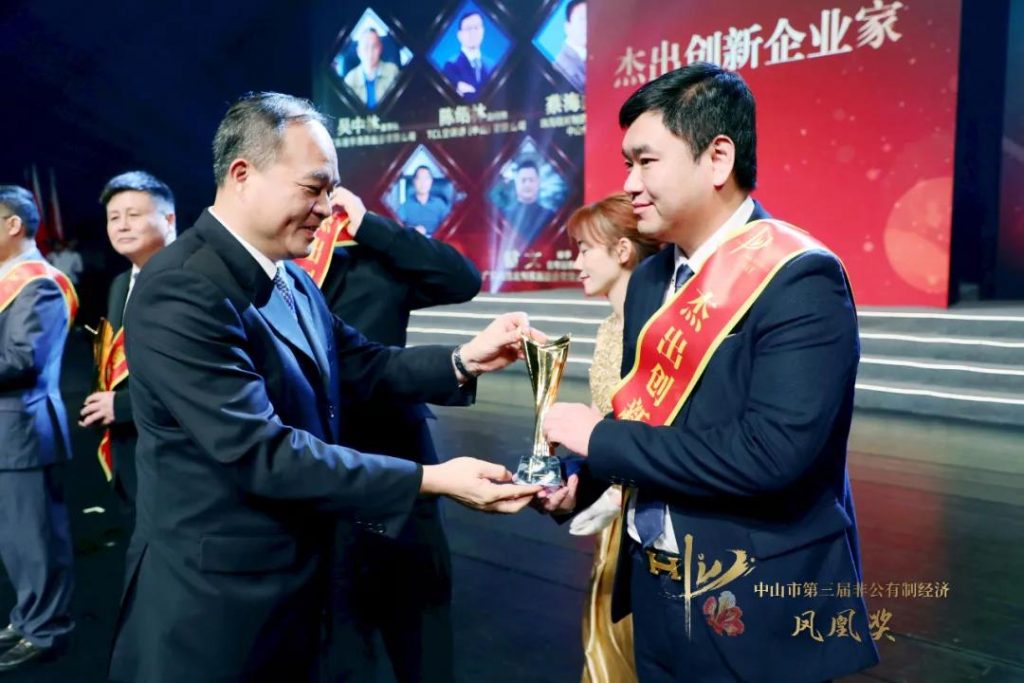 中山市市長(zhǎng)危偉漢先生為程華鎮(zhèn)先生頒獎(jiǎng)