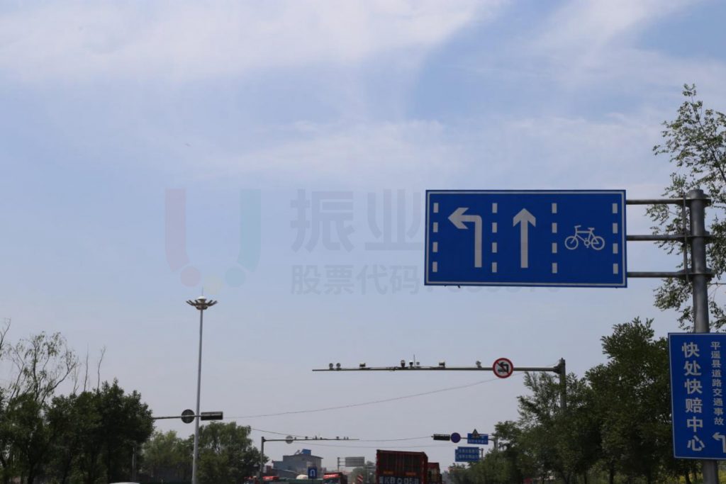 圖12 修建道路兩側(cè)樹(shù)枝樹(shù)葉，消除標(biāo)志牌遮蔽現(xiàn)象