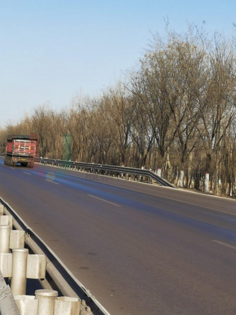 圖14 在道路一側(cè)危險(xiǎn)處增設(shè)防護(hù)欄