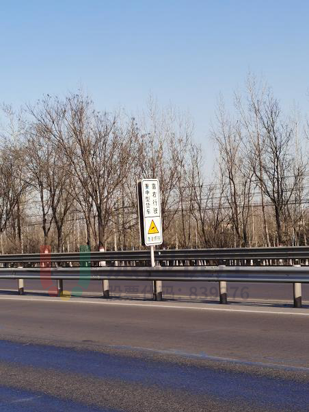 圖7 新增重中型貨車(chē)靠右行駛告知標(biāo)志
