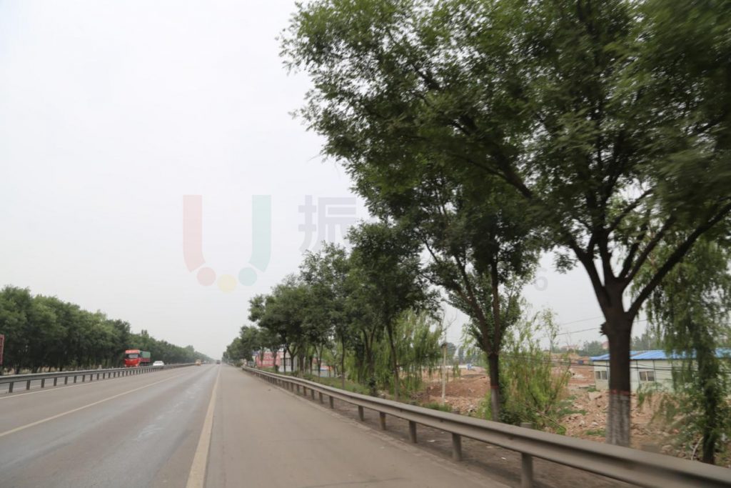 圖2 缺乏大型車(chē)輛靠右行駛等告示標(biāo)志