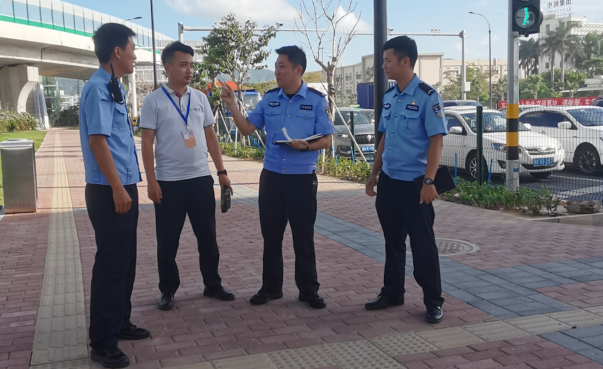 交管部門與交通工程師到路口實地調(diào)研