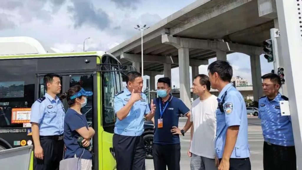 交管部門與交通工程師到路口實地調(diào)研