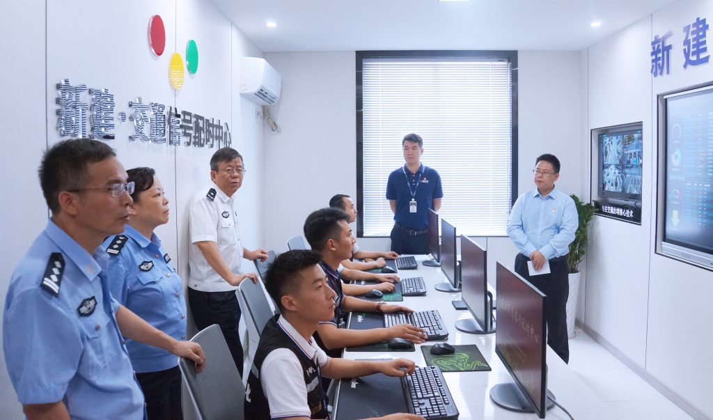 參觀新建區(qū)智能交通信號(hào)配時(shí)中心