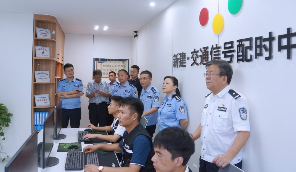 參觀新建區(qū)智能交通信號(hào)配時(shí)中心