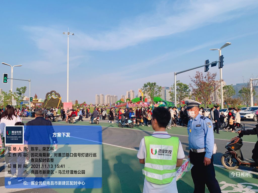 新建交警與配時(shí)中心交通工程師進(jìn)行巡查工作