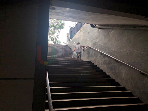 圖5 行人地下通道落差大、老年人通過(guò)困難
