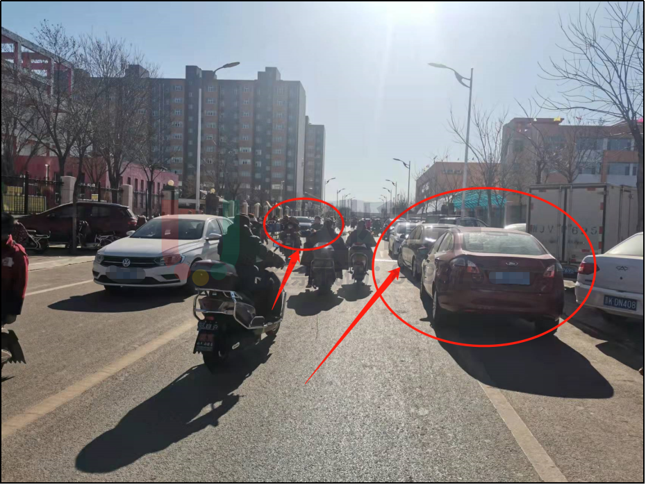 圖4 車(chē)輛駛?cè)雽W(xué)校路段停滯不前