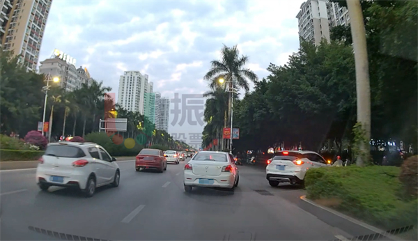 圖3 路口間岔路車輛進(jìn)出影響行駛