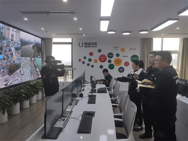 內江交通優(yōu)化中心成員接受采訪